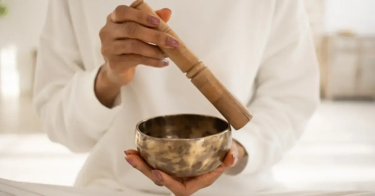 Healing Meditation Techniques for Stress Relief 2024 1 Healing Meditation: A person holds a singing bowl in his hand for a meditation