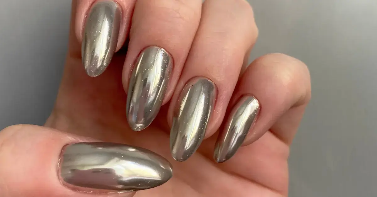 20+ Chrome Aura Nails Going Viral All Over the World 1 Chrome Aura Nails: golden nails